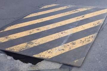 Una plancha metálica trae por la calle de la amargura a La Pardilla/TA.